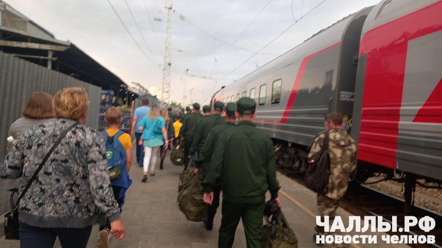 Главная картинка новости: В Челнах начался осенний призыв — более 350 новобранцев отправятся служить