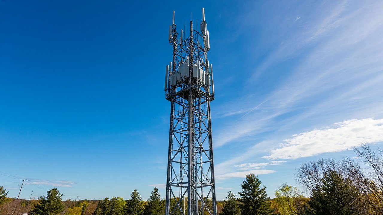 Главная картинка новости: В Набережных Челнах уберут опасную вышку сотовой связи после жалоб жителей