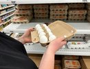 Хитрые продавцы выбирают яйца себе домой по этому признаку: запоминайте эти 2 простых приема