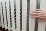 Миниатюра новости: Отапливаю дом с помощью фольги: простой способ с батареями – температура поднимается на 3 градуса, а счета будут меньше