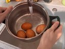 Добавьте это в воду при варке яиц, чтобы скорлупа слетала с них сама – лайфхак от соседки