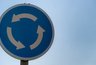 Миниатюра новости: Верховный суд дал четкий ответ: какой поворотник нужно включать при въезде на кольцо — правый или левый?