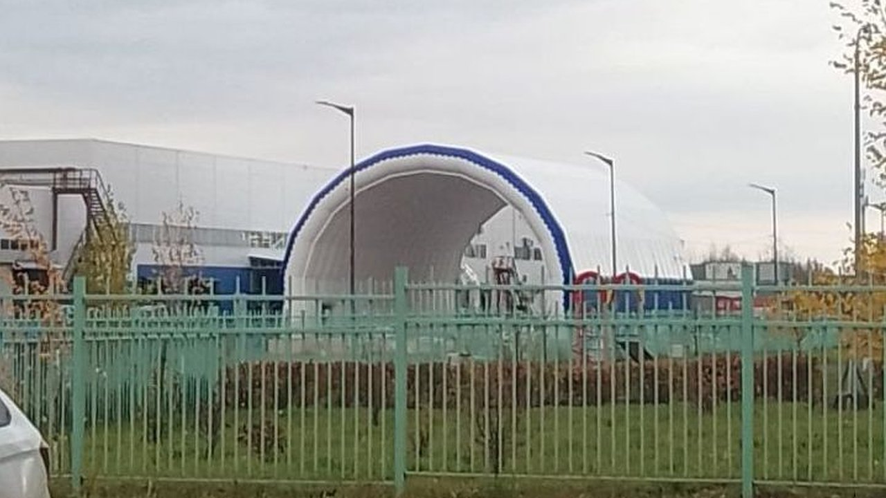 Главная картинка новости: Челнинцы гадают, что за надувная арка появилась у «Эссена»