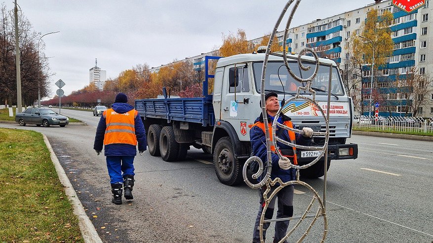 Главная картинка новости: Челны примеряют новогодний наряд: город украшают праздничными консолями