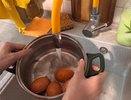 Почему куриные яйца после варки нельзя класть в холодную воду: запомните это правило