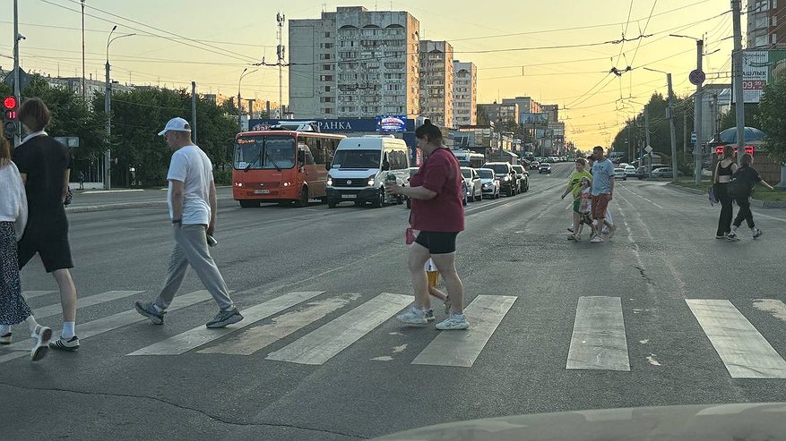 Главная картинка новости: Верховный суд переписал правила: пешеход на переходе больше не стоп-сигнал для водителя — как это понимать