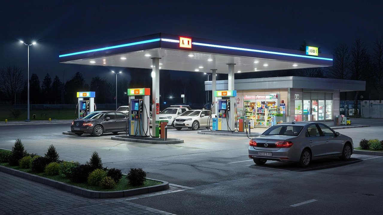 Главная картинка новости: Топливный кризис добрался до Челнов: заправки работают через день