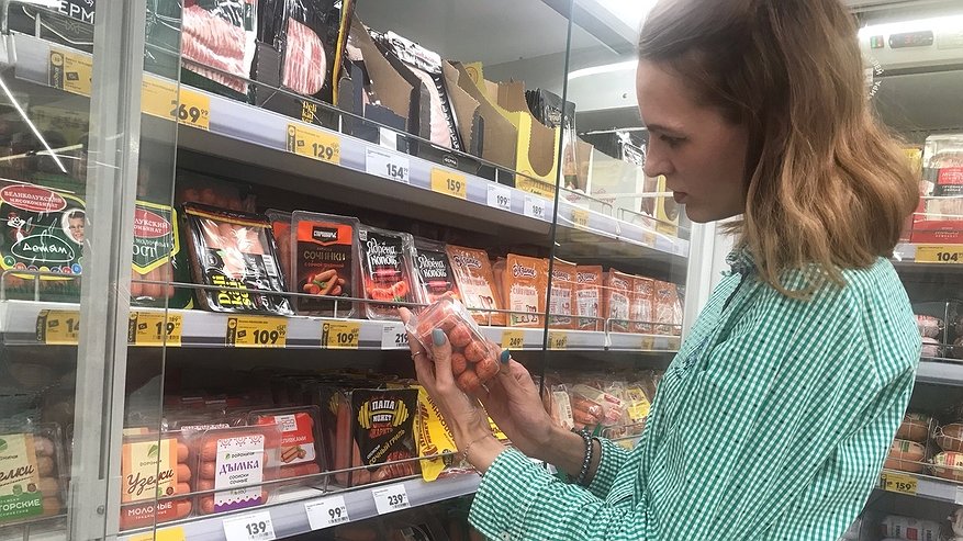 Главная картинка новости: Добавляют ли в сосиски туалетную бумагу: технолог поставила жирную точку в вопросе