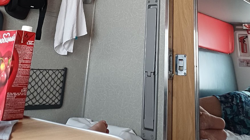 Главная картинка новости: Выкупила нам с сыном все купе, а проводница посадила к нам трех вахтовиков: во всем виноваты новые правила от РЖД