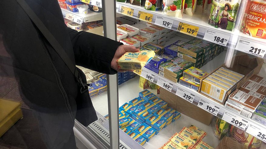 Главная картинка новости: Беру фонарик и иду в магазин: показываю, как с его помощью узнать настоящее сливочное масло