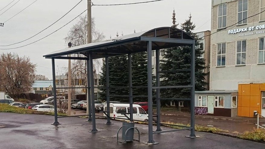 Главная картинка новости: На улице Магистральной в Челнах устанавливают новые остановочные павильоны