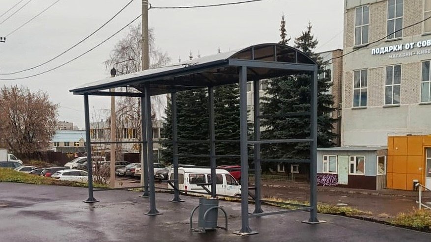 Главная картинка новости: На улице Магистральной в Челнах устанавливают новые остановочные павильоны
