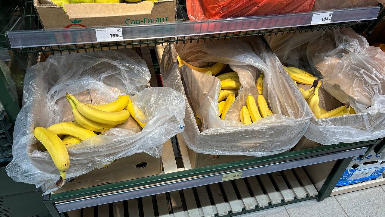 Главная картинка новости: Зачем сотрудники "Магнитов" и "Пятёрочек" собирают маленькие незаметные пакетики из коробок с бананами