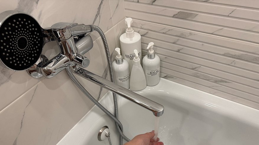 Главная картинка новости: Верните душу мощный напор: простой лайфхак поможет очистить лейку от известкового налета