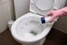 Миниатюра новости: В унитаз клею туалетную бумагу и сыплю соль: горничная со стажем раскрыла секрет чистоты и экономии