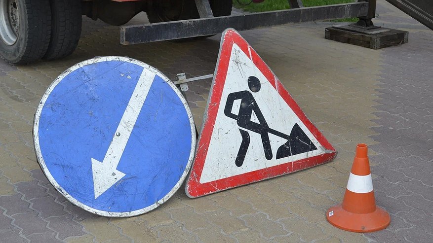 Главная картинка новости: В Челнах перекрыли безопасный переход — дети вынуждены рисковать на дороге у «КАМАЗ‑мастера»