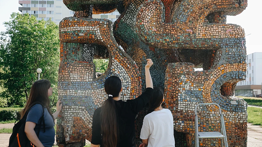 Главная картинка новости: Скульптуру Ханова «Метеорит» в Челнах восстанавливают на народные деньги