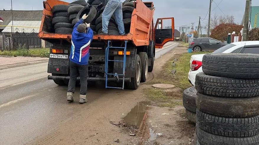 Главная картинка новости: Шесть КАМАЗов и одна газель: столько шин вывезли из Комсомольского района Челнов