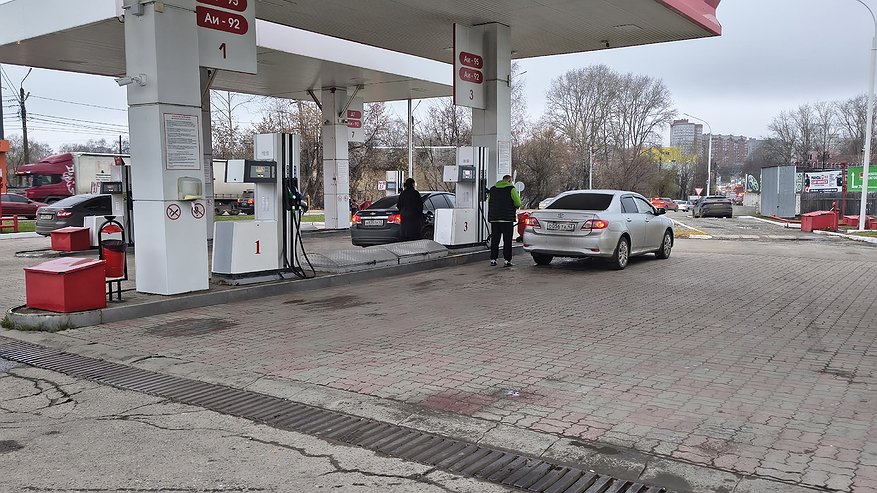 Главная картинка новости: Чем 92-й бензин лучше АИ-95? Сотрудник НПЗ объяснил: дело не только в цене
