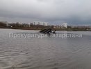 В Челнах при очистке реки опрокинулся плавающий экскаватор: водителя ищут