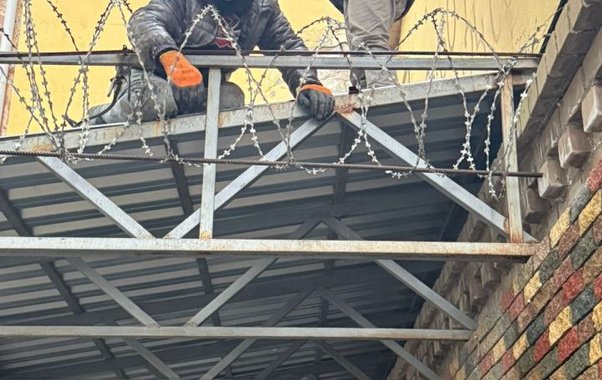 Бывший ресторан «Арарат» оградили колючей проволокой из‑за опасений за безопасность детей