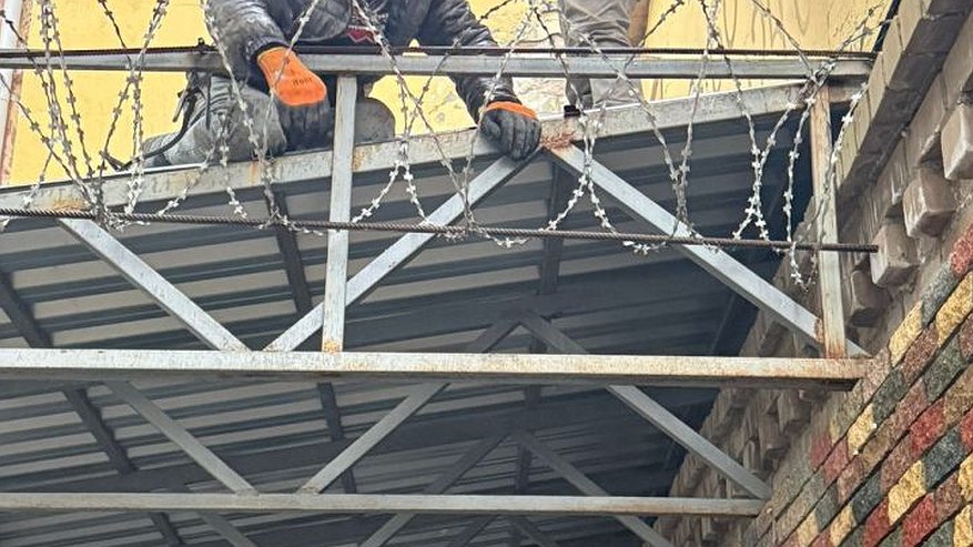 Главная картинка новости: Бывший ресторан «Арарат» оградили колючей проволокой из‑за опасений за безопасность детей