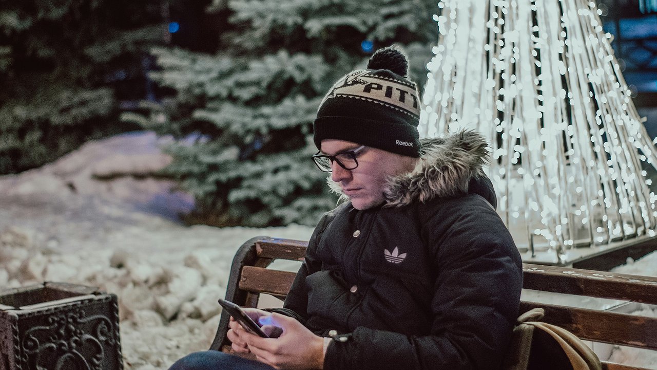 Главная картинка новости: Почему нельзя класть смартфон в карман зимней куртки: об этом знают единицы