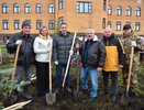 На территории новой православной гимназии в Челнах высадили сотню деревьев