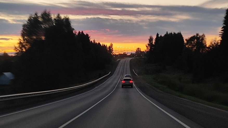 Главная картинка новости: Верховный суд поставил точку: можно ли совершать обгон через сплошную линию - как быть, если по трассе ползёт трактор