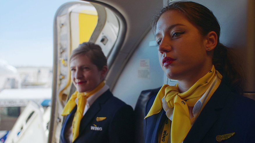 Главная картинка новости: Красота вообще не при чем: зачем на самом деле стюардессы носят на шее платок