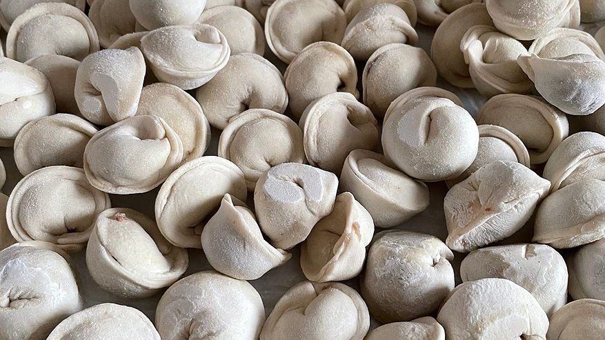 Главная картинка новости: «Букет» бактерий, соя, крахмал: Роскачество проверило 20 марок пельменей, и результат поразил