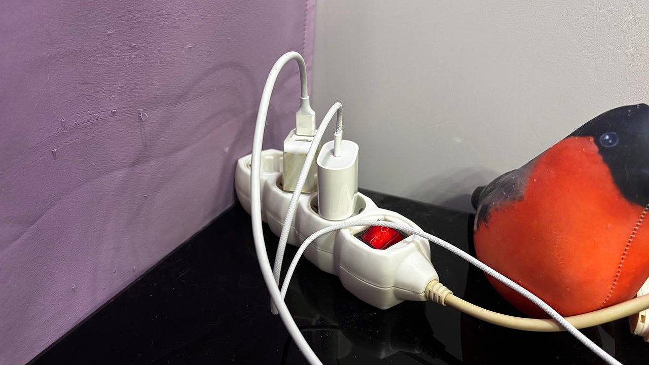 Главная картинка новости: Опасно ли оставлять зарядку от телефона в розетке, когда вы ею не пользуетесь — запомните раз и навсегда