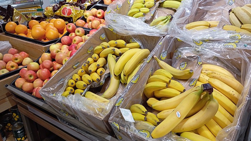 Главная картинка новости: Для чего продавцы "Магнитов" и "Пятёрочек" забирают себе маленькие незаметные пакетики из ящиков с бананами