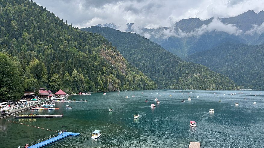 Главная картинка новости: Купили дом мечты в Абхазии, сделали ремонт, но вскоре сбежали, оставив почти всё имущество: вот в чём причина