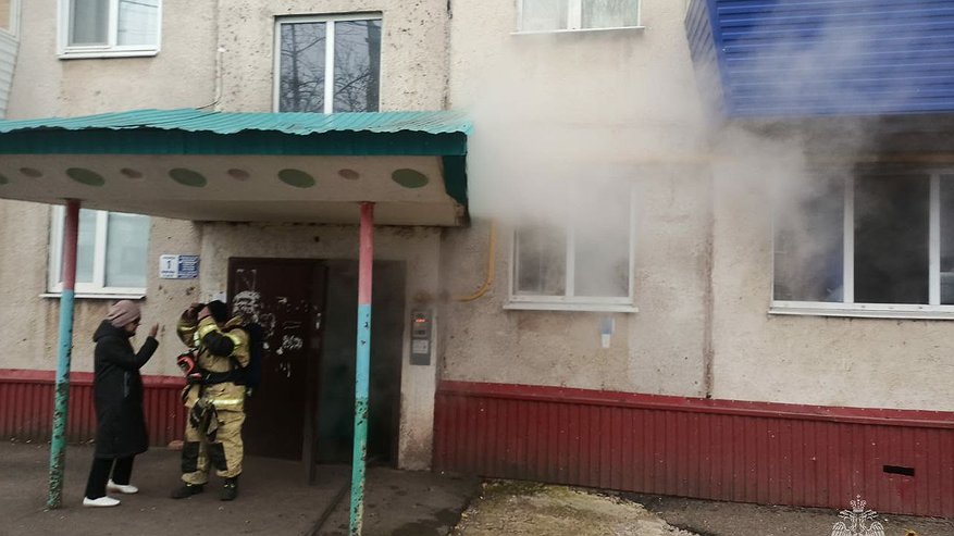 Главная картинка новости: В Лениногорске пожарные спасли пять человек из задымленного дома