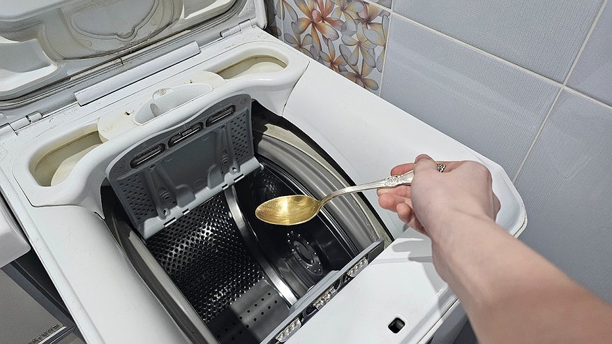 Главная картинка новости: Кладу ложку в стиральную машину при каждой стирке: простой и незаменимый лайфхак - никакого волшебства, только наука