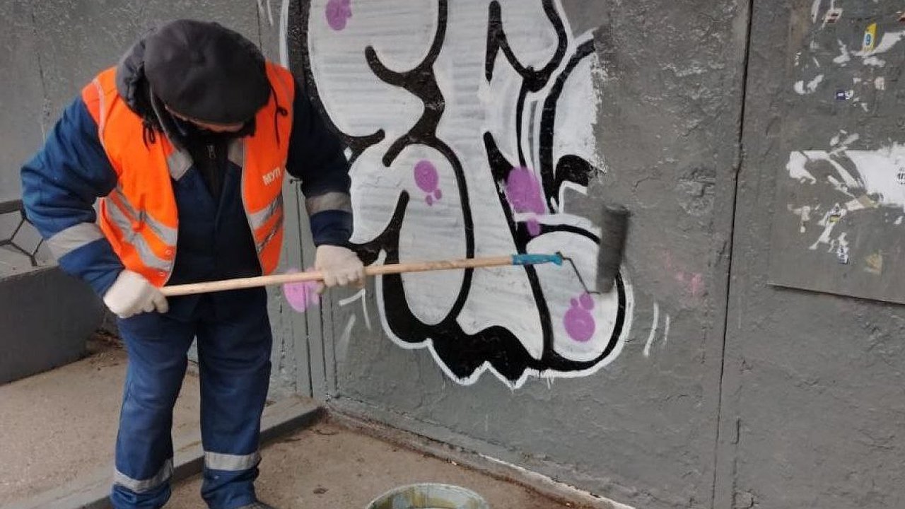Главная картинка новости: В Набережных Челнах за пять дней очистили город от более чем 50 граффити