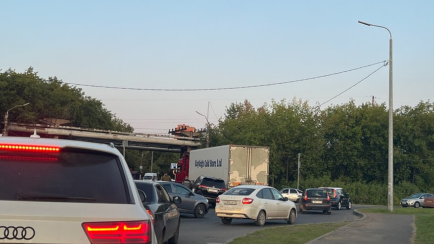 Главная картинка новости: Верховный суд дал окончательный ответ: какой поворотник нужно включать при въезде на кольцо — правый или левый?