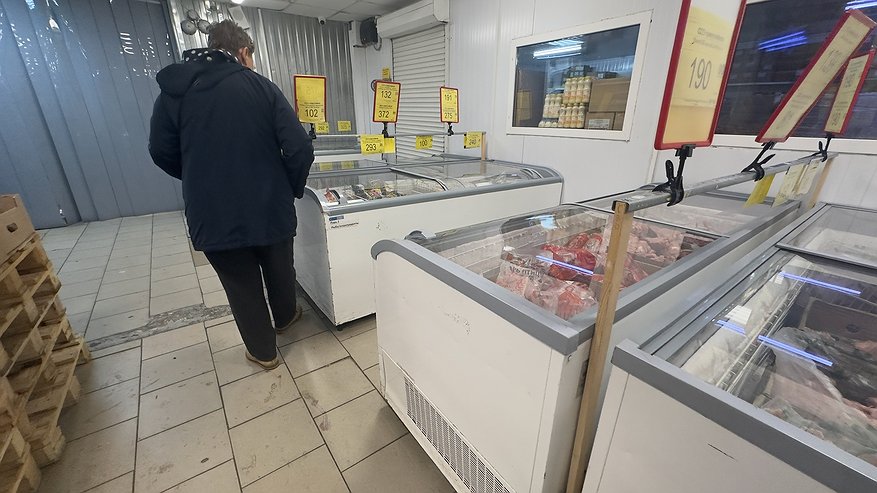 Главная картинка новости: Купил дешевую форель в "Светофоре", а при разделке глаза на лоб полезли: жена тут же ахнула - не рыба, а золотой клад