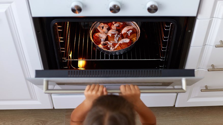 Главная картинка новости: 25 г в кипяток — и духовка сияет чистотой, как в день покупки: ни векового жира, ни нагара — мощный лайфхак