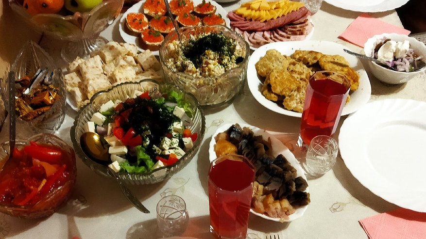 Главная картинка новости: Оливье и "шуба" постоят в сторонке: этот салат с зеленым горошком станет главным хитом новогоднего стола