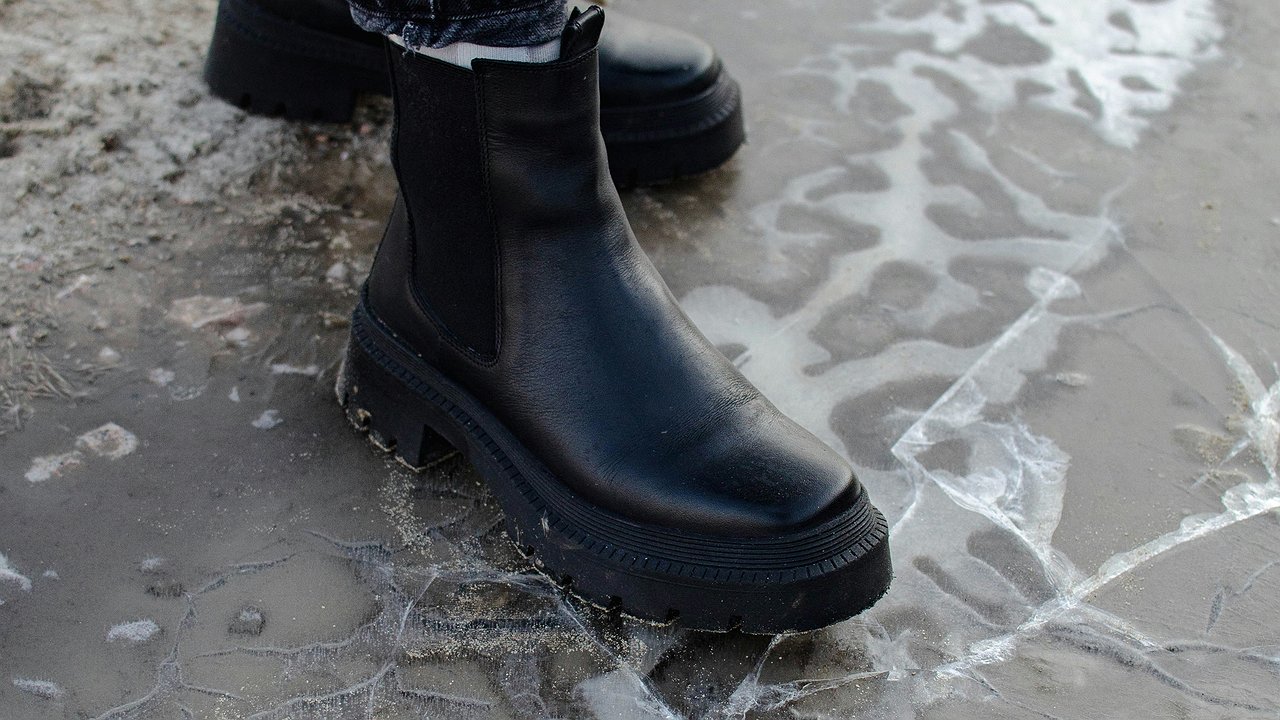 Главная картинка новости: Пару мазков на подошву - и сапоги не скользят даже в лютый гололед: по тротуару хожу как по траве
