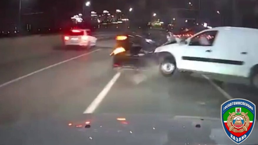 Главная картинка новости: Каршеринговый Volkswagen стал причиной массового ДТП на Кремлевской дамбе в Казани (видео)