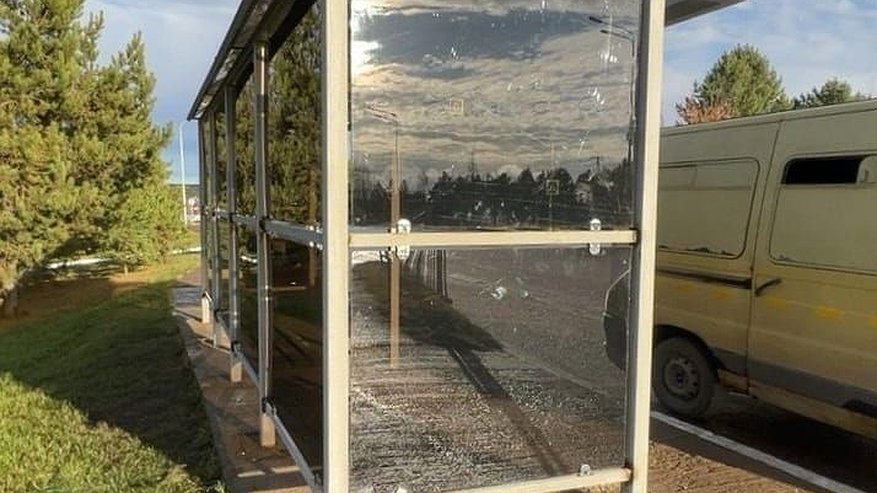 Главная картинка новости: В Челнах устранили последствия вандализма на пяти остановках