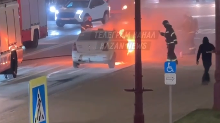 Главная картинка новости: Легковой автомобиль загорелся в центре Казани на площади Свободы и попал на видео