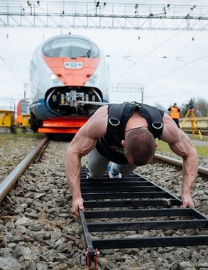 Экстрим-рекорд: в Челнах рекордсмен Гиннесса попробует протянуть два спортивных КАМАЗа весом 20 тонн