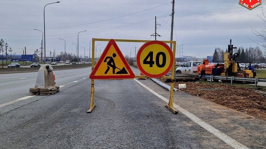 Главная картинка новости: На проспекте КАМАЗа монтируют барьерное ограждение: часть дороги временно закрыта