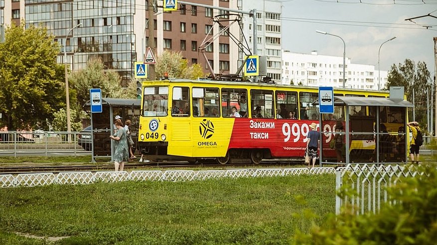 Главная картинка новости: В Набережных Челнах до конца года уберут всю рекламу с трамваев и перекрасят их в заводские цвета