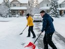 Умные хозяева снег лопатой давно не чистят и спину не надрывают — есть 3 способа лучше и быстрее убрать двор