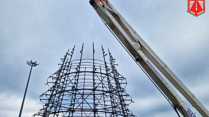 Главная картинка новости: В Набережных Челнах приступили к монтажу новогодней елки